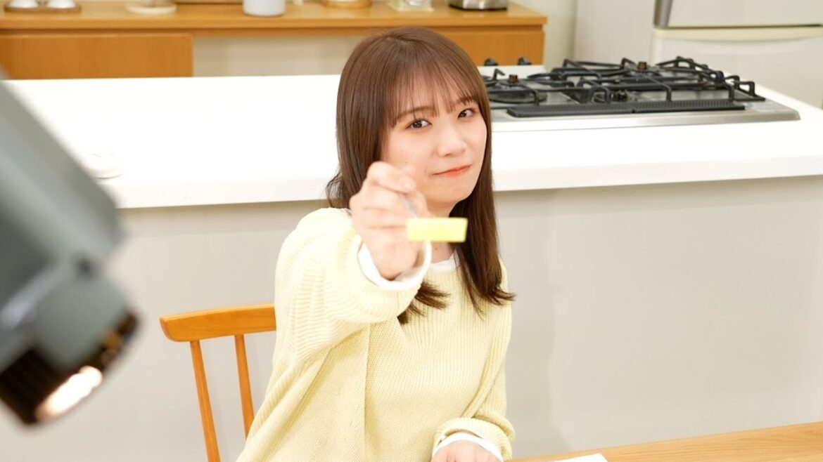 秋元真夏、男性スタッフのカメラにあざといイタズラ！？エプロン姿のビジュアルも公開　JAタウン新CM＆メイキング