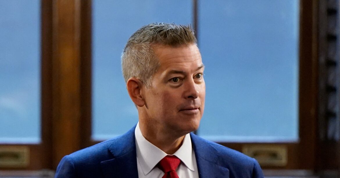 米連邦航空局、解雇人数は400人弱　管制官含まれず＝運輸長官 | ロイター