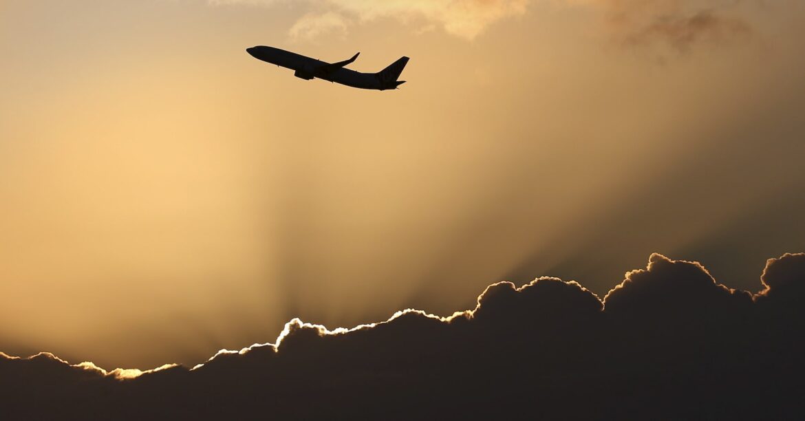 中国実弾演習、民間機パイロットが知ったのは飛行中　緊迫の現場 | ロイター