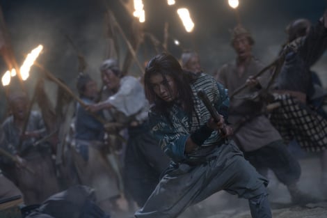 映画『室町無頼』場面写真（C）2016 垣根涼介／新潮社（C）2025『室町無頼』製作委員会 