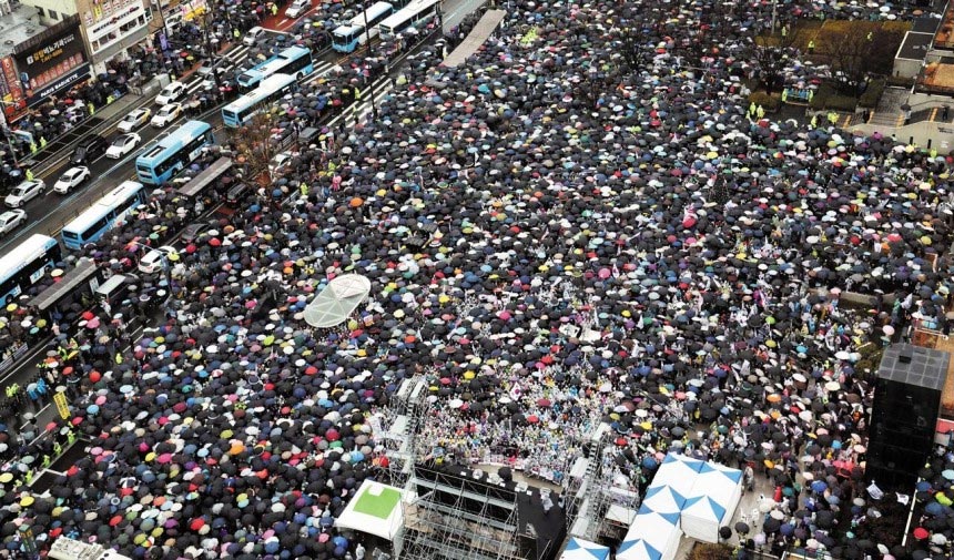 「釜山駅にこんなに大勢の人が集まったのは初めて見た」 尹大統領弾劾反対デモ、韓国全土に拡大 – 朝鮮日報 「釜山駅にこんなに大勢の人が集まったのは初めて見た」 尹大統領弾劾反対デモ、韓国全土に拡大 - 朝鮮日報