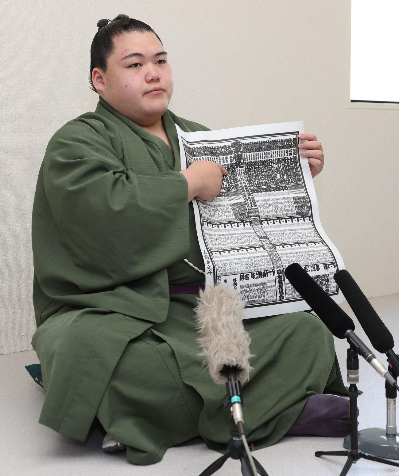 新関脇に昇進し会見に臨む王鵬(撮影・西尾就之)