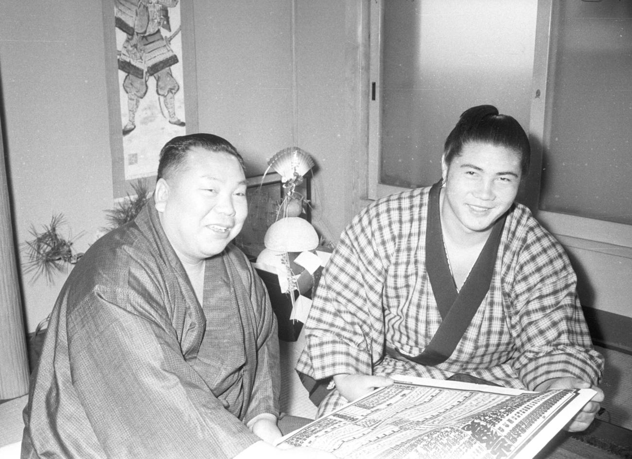 王鵬の祖父、大鵬(右)と二所ノ関親方(元大関佐賀ノ花)(1960年1月2日撮影)