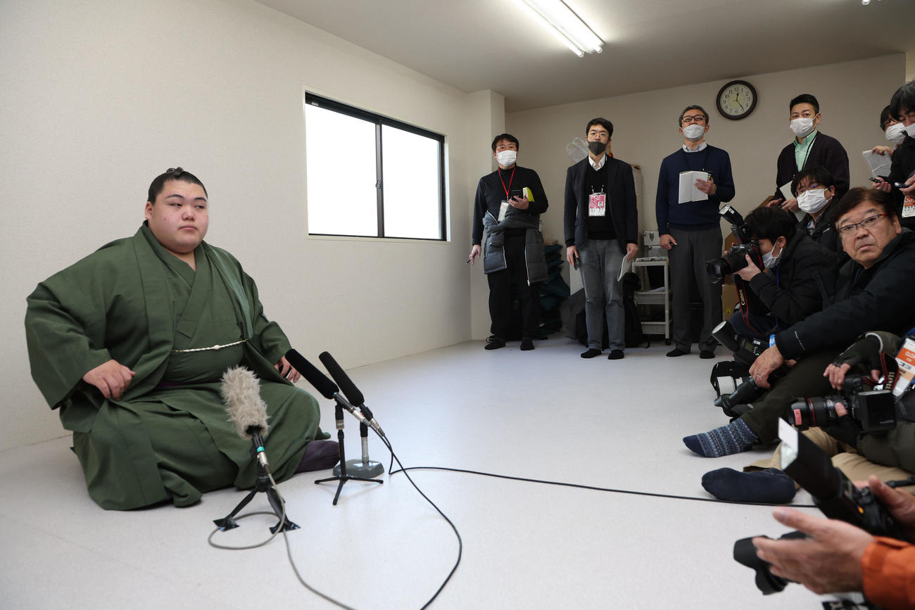 新関脇に昇進し会見に臨む王鵬(撮影・西尾就之)