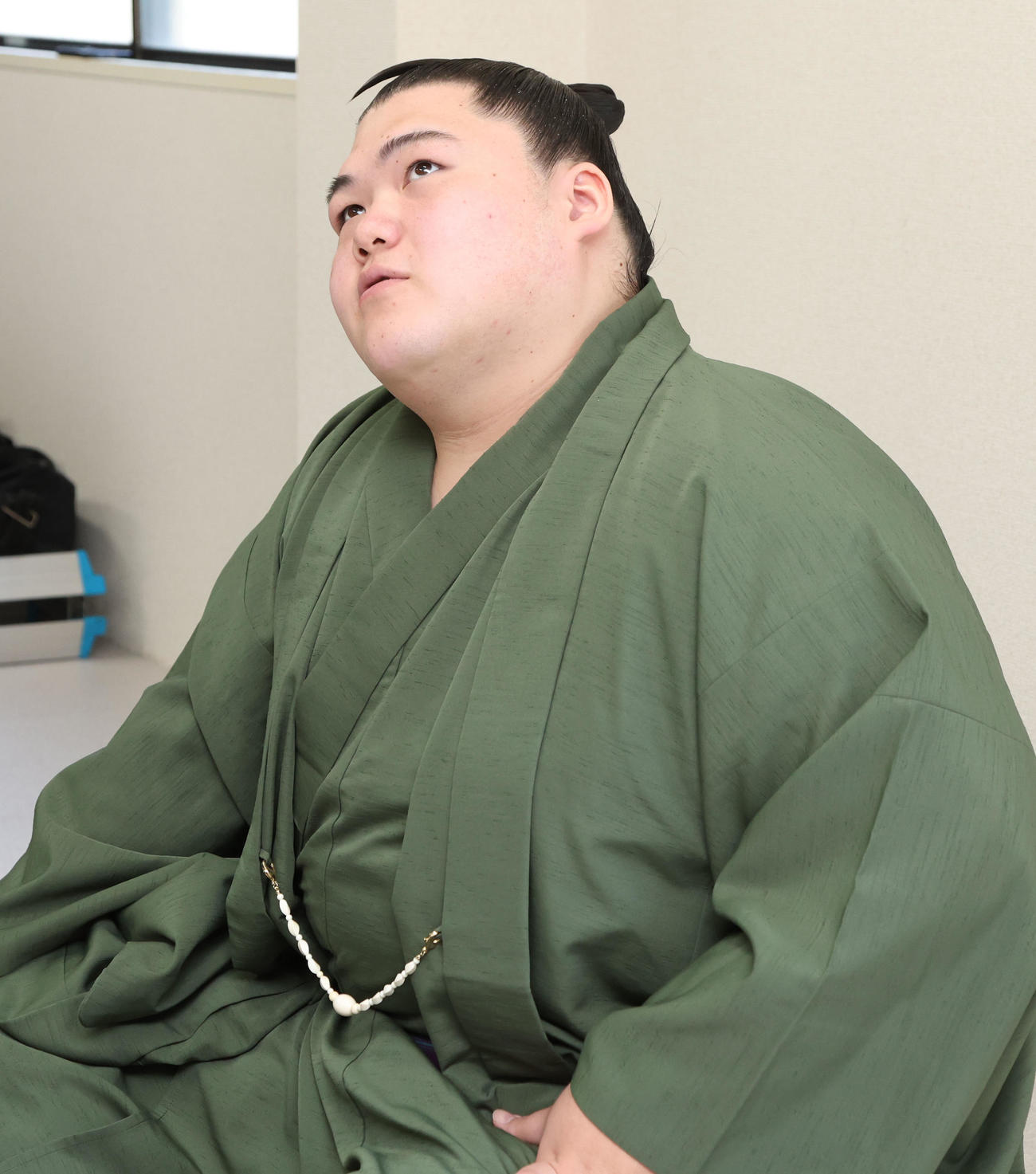 新関脇に昇進し会見に臨んだ王鵬は質問に考えながら答える(撮影・西尾就之)