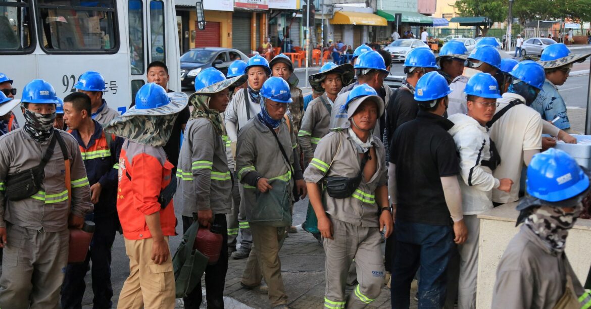 焦点:ブラジルのBYD工場建設、中国人労働者が置かれた「奴隷状態」 | ロイター 焦点:ブラジルのBYD工場建設、中国人労働者が置かれた「奴隷状態」 | ロイター