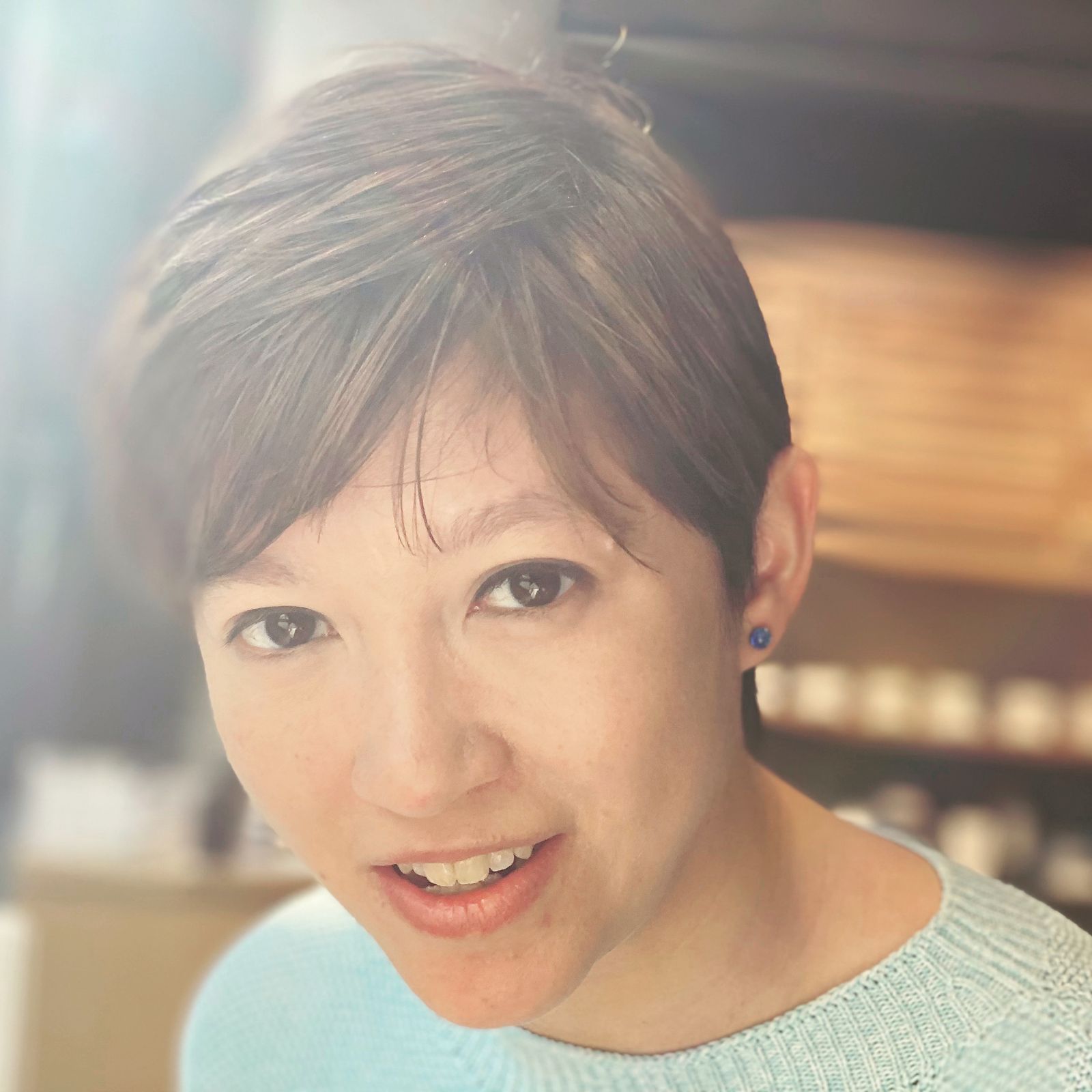 山崎エマ｜EMA RYAN YAMAZAKI 東京を拠点とするドキュメンタリー監督。日本と英国の血を引き、ニューヨークにもルーツをもつ。3本目の長編監督作品『小学校～それは小さな社会～』から生まれた短編版『Instruments of a...