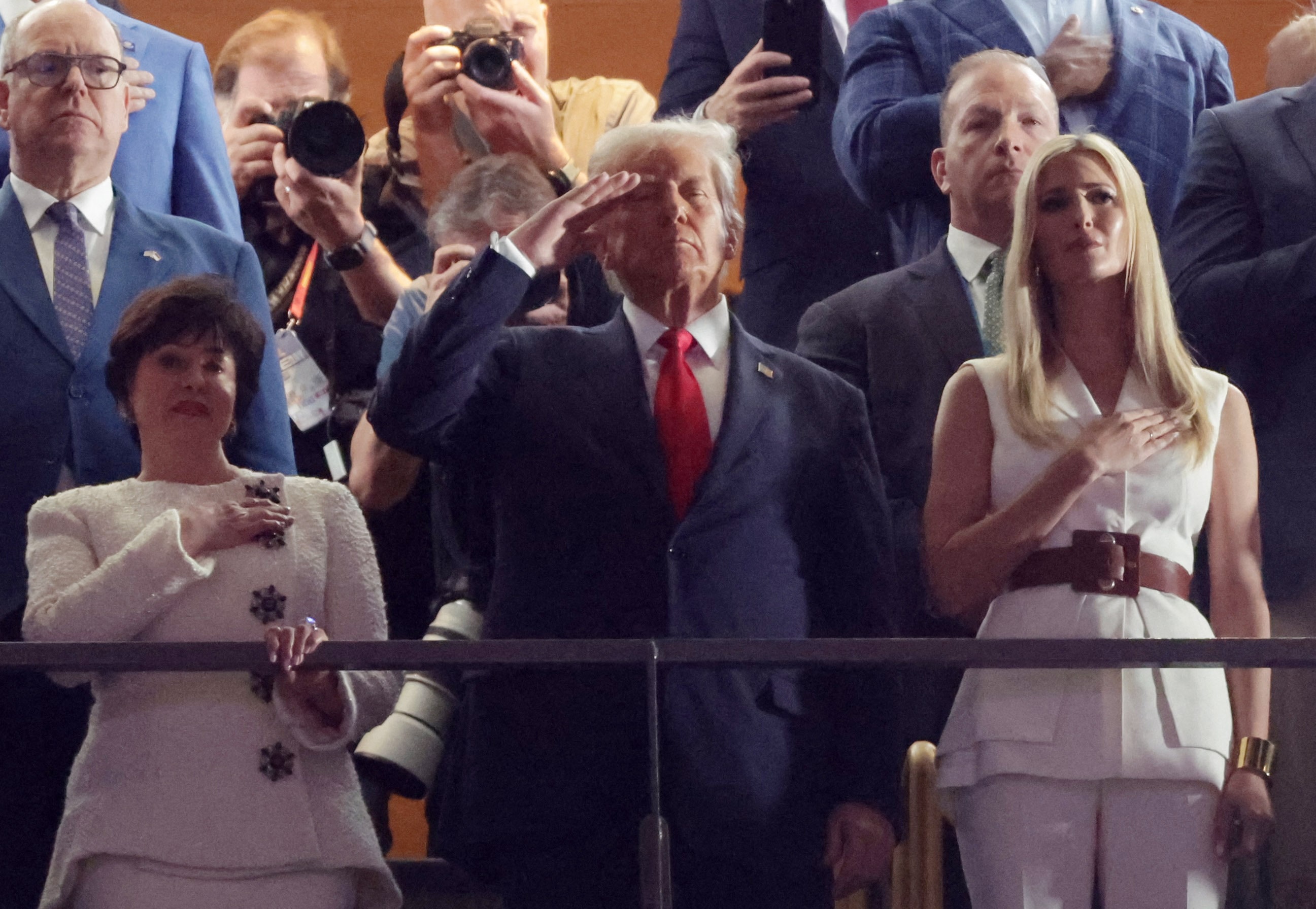 トランプ氏、スーパーボウルを観戦 現職大統領として初