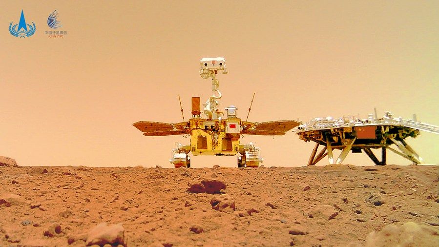 火星に着陸したときの中国の火星探査車「祝融」（左）と着陸船。探査車の底面に取り付けられていた分離可能なカメラで撮影した。