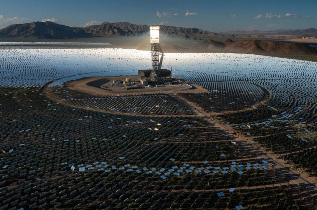 砂漠に現れたＳＦ風の鏡のフィールド、太陽光の未来と謳われるも１１年で閉鎖へ - CNN.co.jp