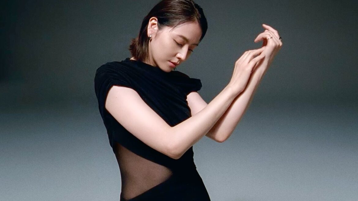 長澤まさみ、白と黒の大胆なカットとシースルーのドレスで魅了／SHISEIDO 新アルティミューン CM