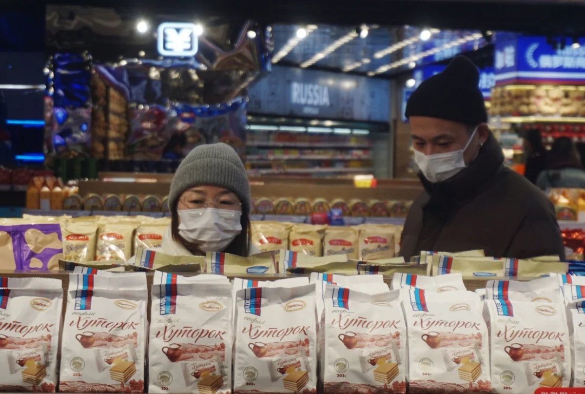 ロシア産ビスケットが並ぶ店内の様子＝１月９日、浙江省杭州市/Long Wei/Future Publishing/Getty Images