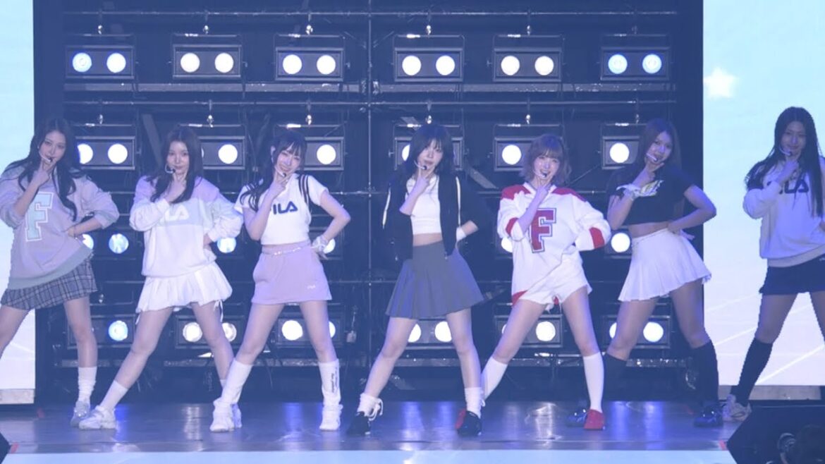 本田仁美所属のSAY MY NAME、話題のデビュー曲「WaveWay」披露　メンバー全員で可愛すぎるランウェイも　『KANSAI COLLECTION 2025 S/S』