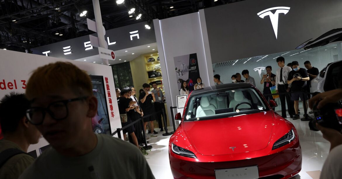 米テスラ中国製ＥＶ販売、2月は前年比約半減　2年半ぶり低水準 | ロイター