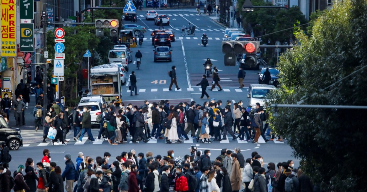 街角景気3ポイント悪化し2年半ぶり低水準、物価高と低気温で判断下げ | ロイター