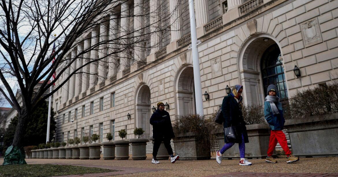 焦点：米政府職員が出勤再開命令で大混乱、狙いは「人減らし促進」との声も | ロイター