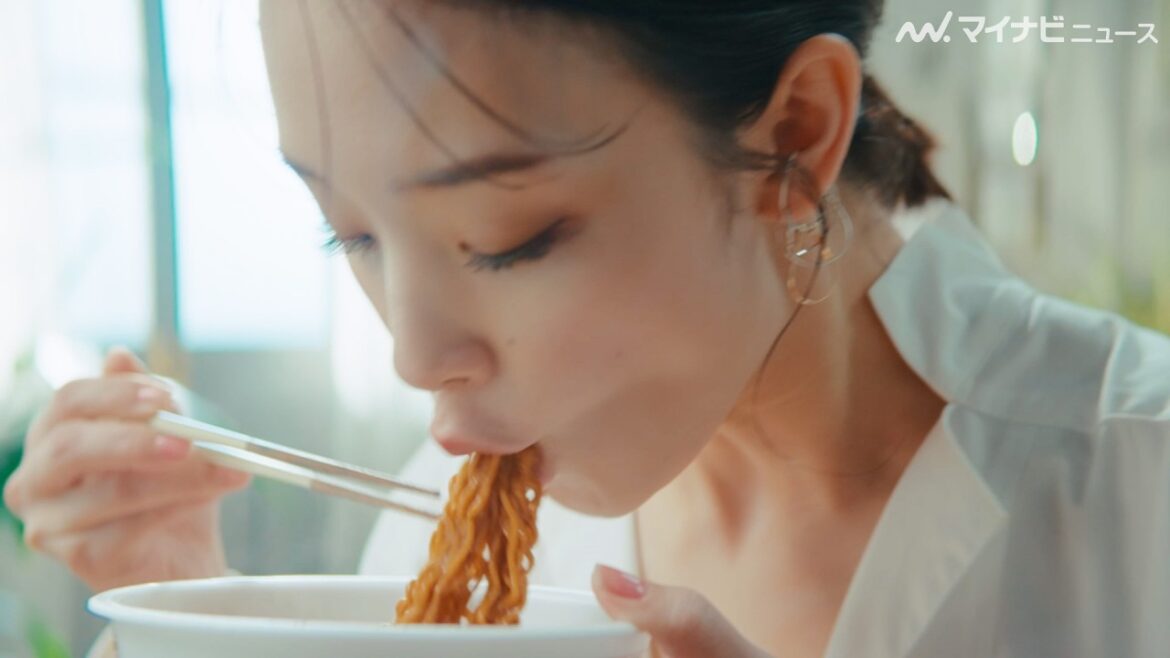 剛力彩芽、“豪快”に焼きそばを食す！スタッフにツッコまれ爆笑する撮影裏側も注目　BASE YAKISOBA新CM＆メイキング映像公開