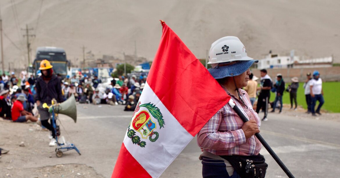 アングル:ペルーで金の違法採掘規制、人身売買やマネロンの温床 | ロイター アングル:ペルーで金の違法採掘規制、人身売買やマネロンの温床 | ロイター