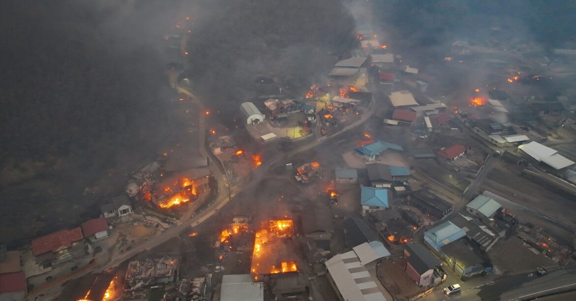 韓国山火事の死者24人に、消火活動のヘリ墜落 強風で被害拡大 | ロイター 韓国山火事の死者24人に、消火活動のヘリ墜落 強風で被害拡大 | ロイター
