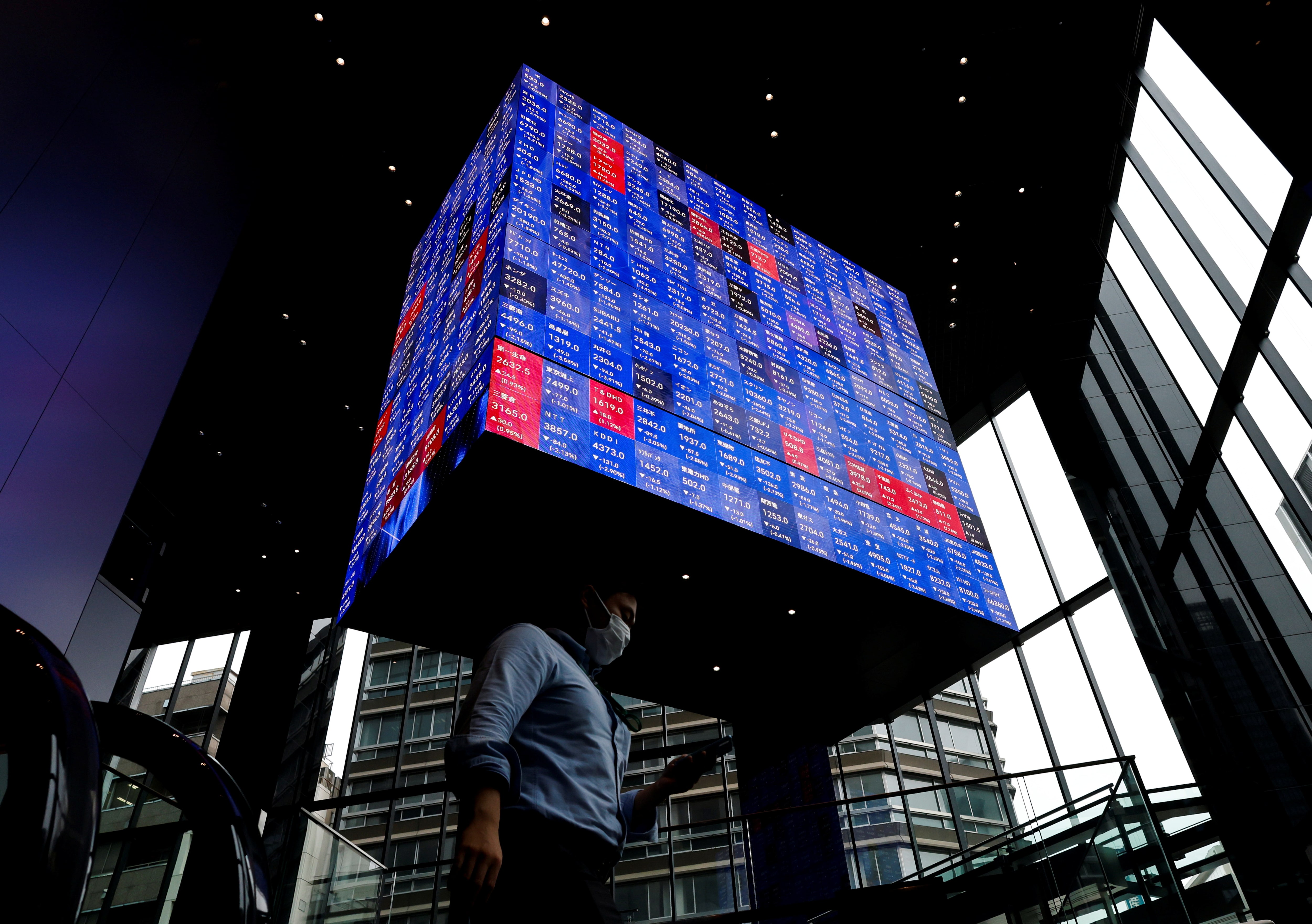 日経平均は大幅反落、米株安や円高で一時900円近く下落　一巡後は様子見