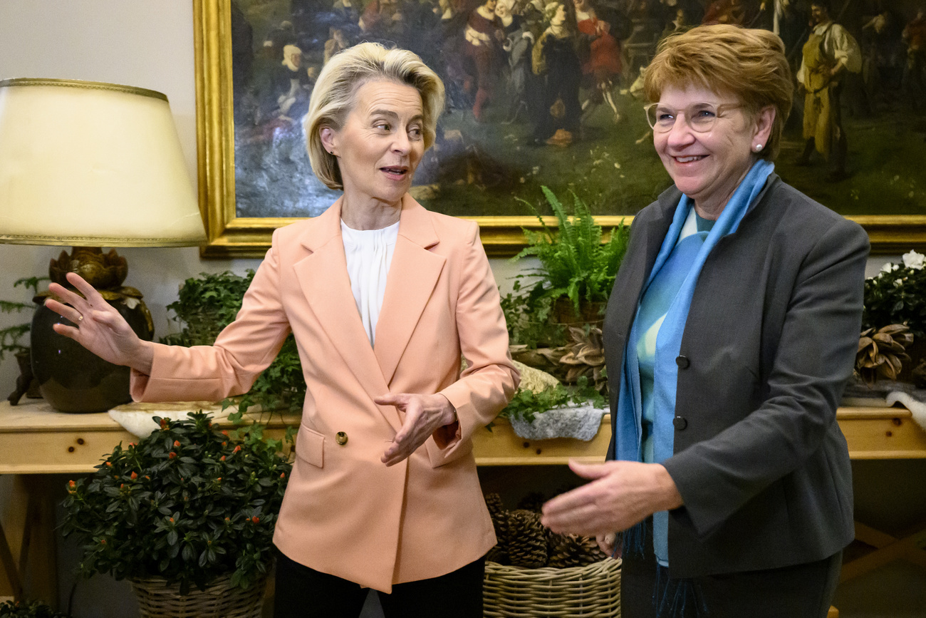 スイスのヴィオラ・アムヘルトと連邦大統領と欧州委員会のウルズラ・フォン・デア・ライエン委員長