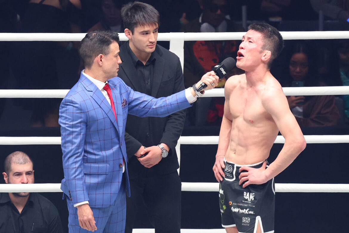 エドゥアルド・フォラヤンに勝利し涙ながらにマイクした青木真也【写真：山口比佐夫】