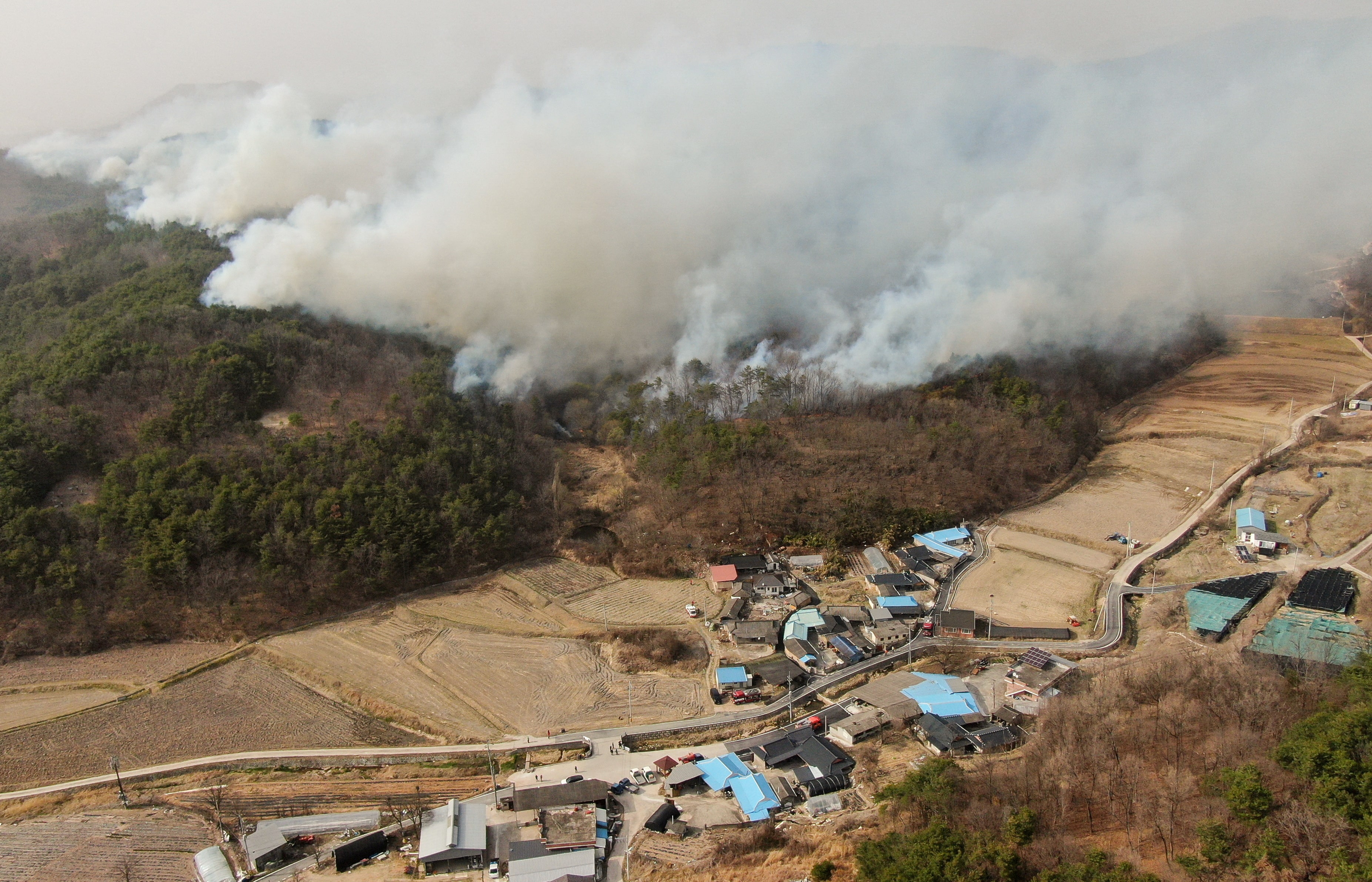 韓国史上最悪の山火事、消火作業続く　前日の小雨で進展に期待