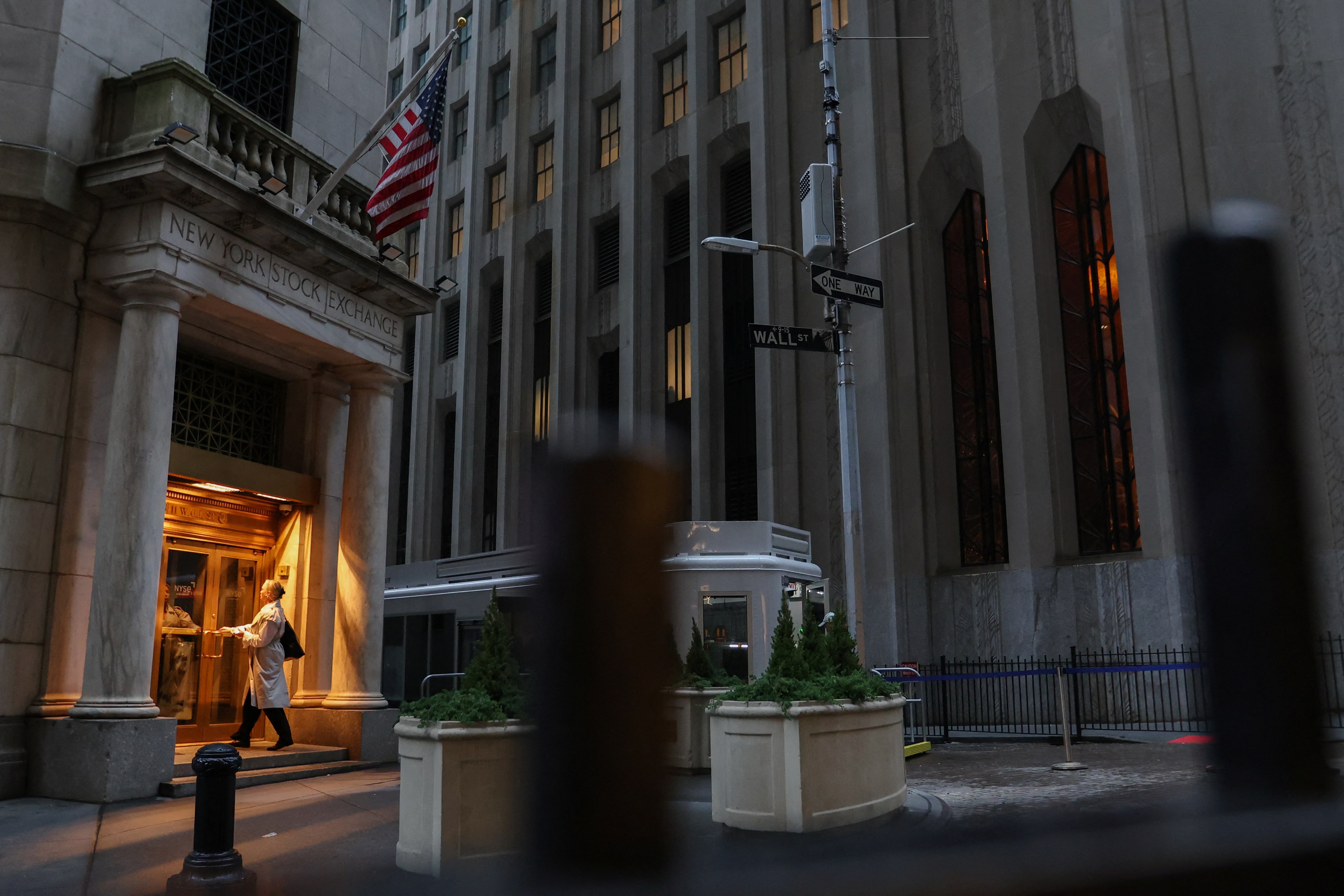 米国株式市場・午前＝3指数2週間ぶり高値、関税巡る楽観的見方で