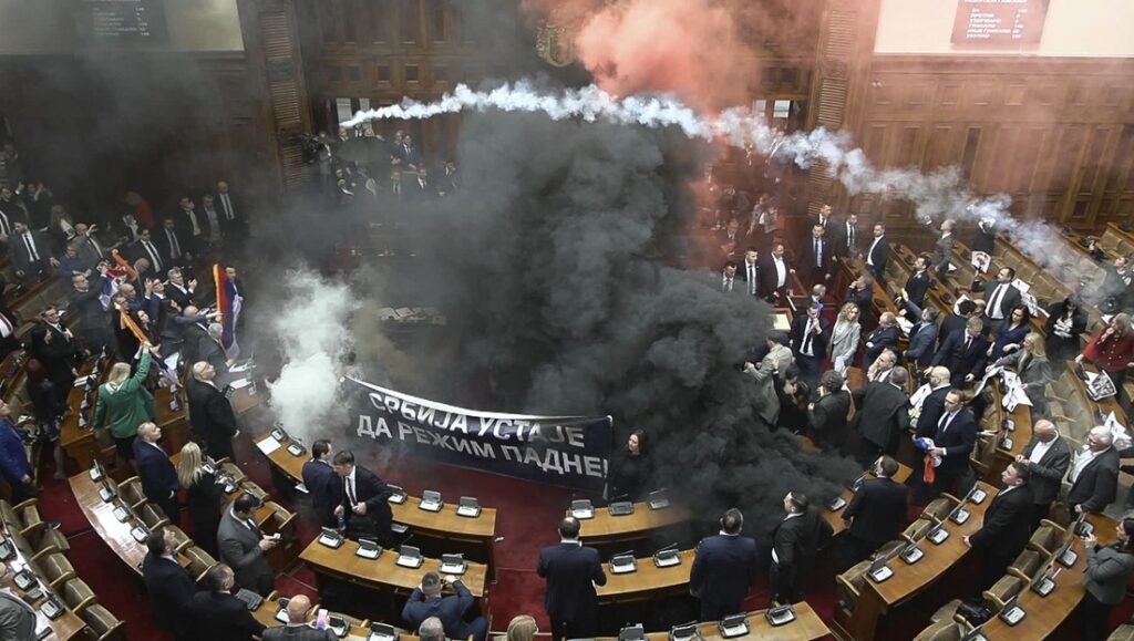 議員が議場で発煙弾投げる、混乱で脳卒中に見舞われる議員も　セルビア - CNN.co.jp