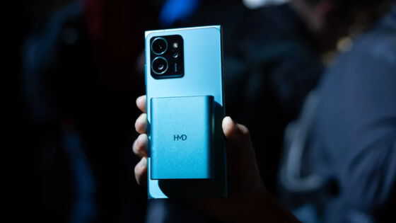 世界初のスマホにくっつけてモバイルバッテリーとしても使えるワイヤレスイヤホン「HMD Amped Buds」が登場 - 画像