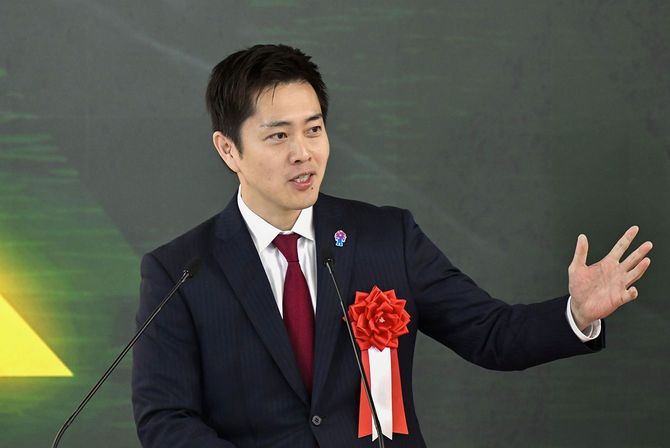 大阪メトロ中央線の新駅「夢洲駅」の開業式典であいさつする大阪府の吉村洋文知事=2025年1月18日、大阪市此花区