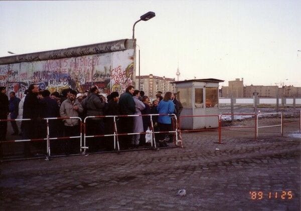 1989年11月、壁が崩壊した直後のベルリン。今ではこれらの壁は跡形もない（筆者撮影）