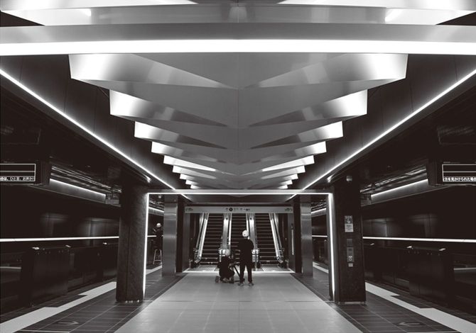 夢洲駅のホーム。天井は折り紙がモチーフという=2024年10月31日、大阪市此花区