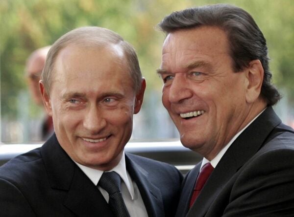 ドイツのベルリンでロシアのウラジーミル・プーチン大統領を歓迎するドイツのゲアハルト・シュレーダー首相（当時）（2005年9月8日、写真：AP/アフロ）