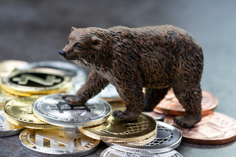 XRP、DOGE、ADAが9%下落──トランプ大統領の戦略備蓄が強気の期待を打ち砕く