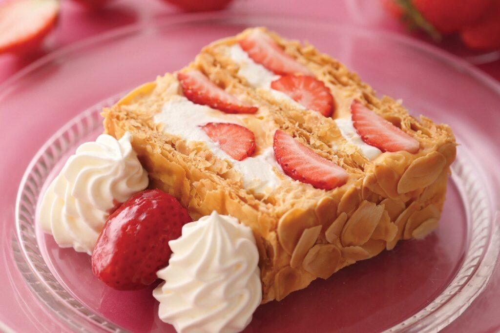 キハチ カフェ、"国産苺たっぷり”ティラミスパフェや「ナポレオンパイ」付きアフタヌーンティー - ファッションプレス