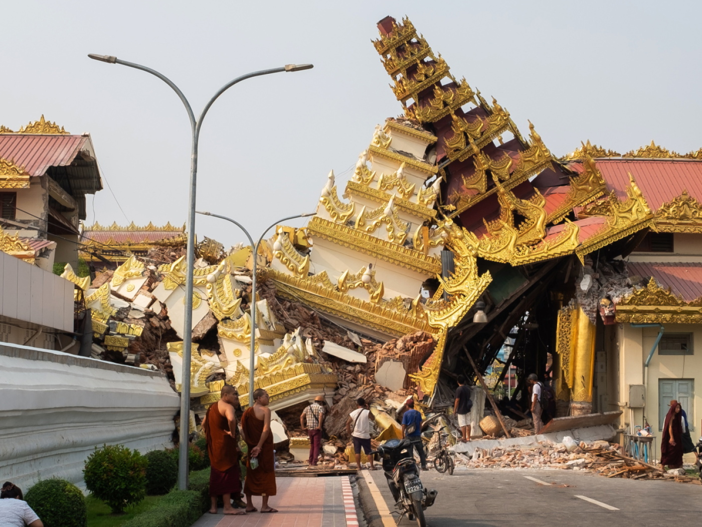 地震でつぶれたミャンマーの建物