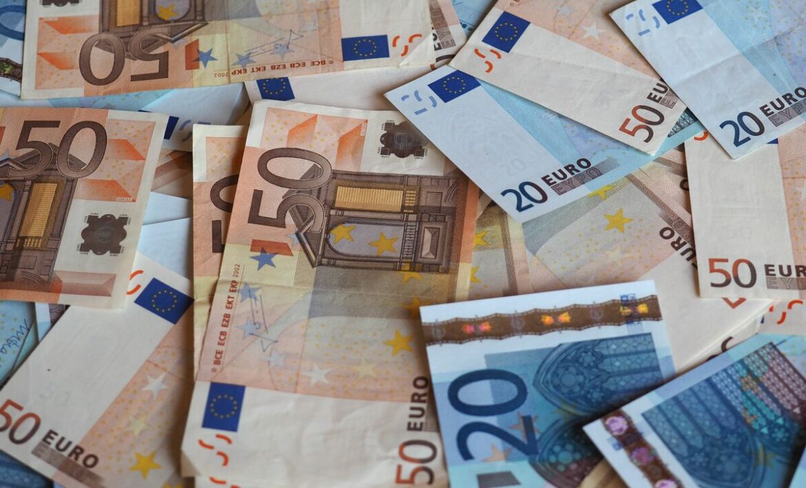 欧州議会選での敗北とフランスの議会解散以降、ユーロ安が続いている（写真：PantherMedia/イメージマート）