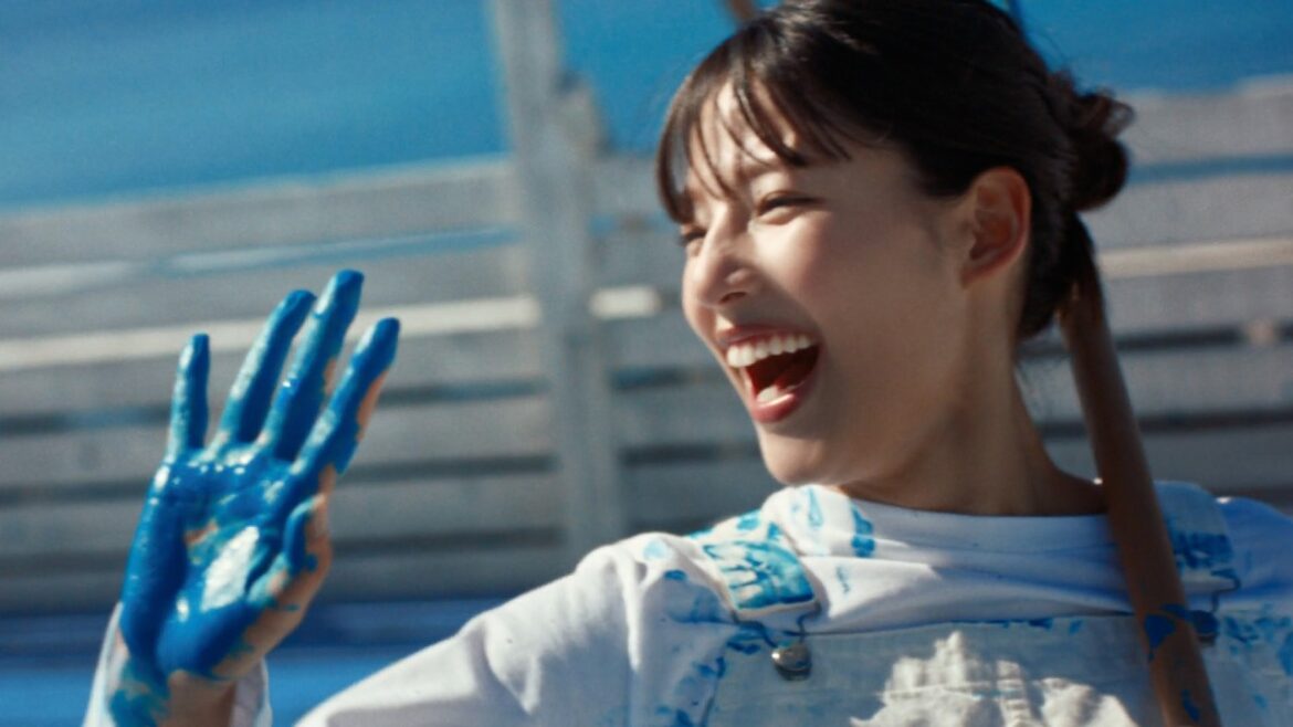 石井杏奈、ペンキまみれで満開笑顔！　キリン氷結新TVCM『氷結®ペンキを塗った日篇』