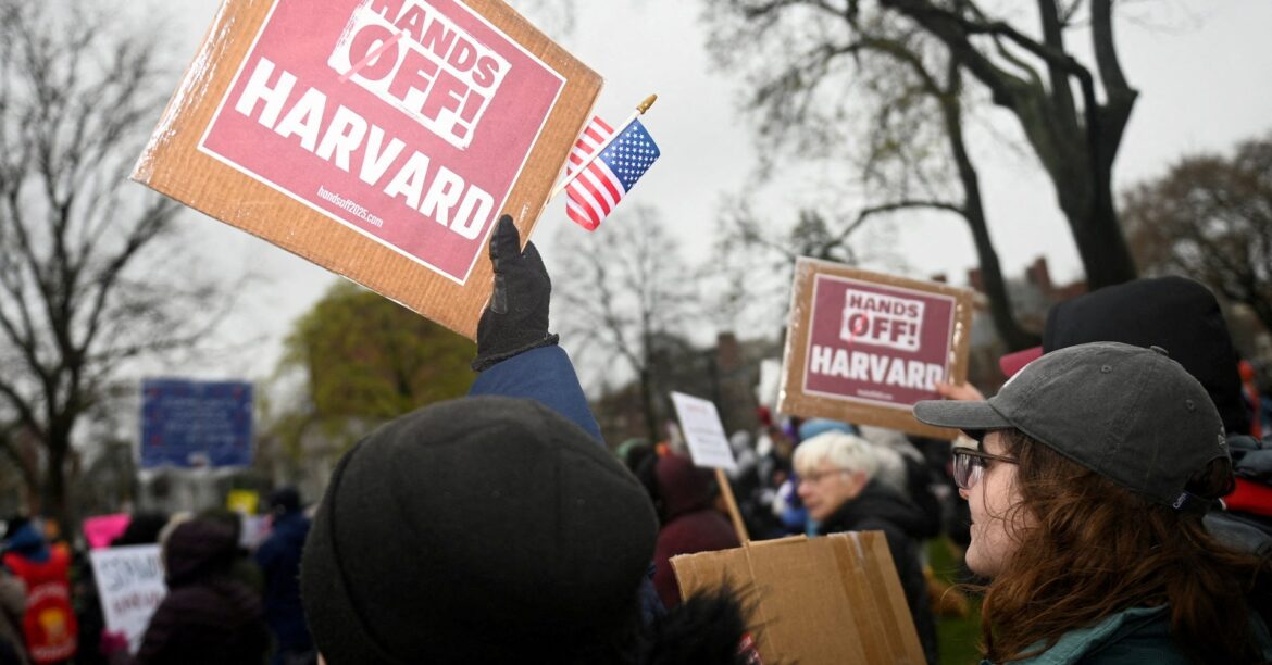トランプ氏、ハーバード大「政治団体として課税すべき」 免税資格はく奪示唆 | ロイター トランプ氏、ハーバード大「政治団体として課税すべき」 免税資格はく奪示唆 | ロイター