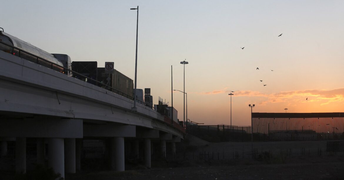 メキシコ、米国から陸路燃料輸送を一時停止 違法取引監視強化で | ロイター メキシコ、米国から陸路燃料輸送を一時停止 違法取引監視強化で | ロイター