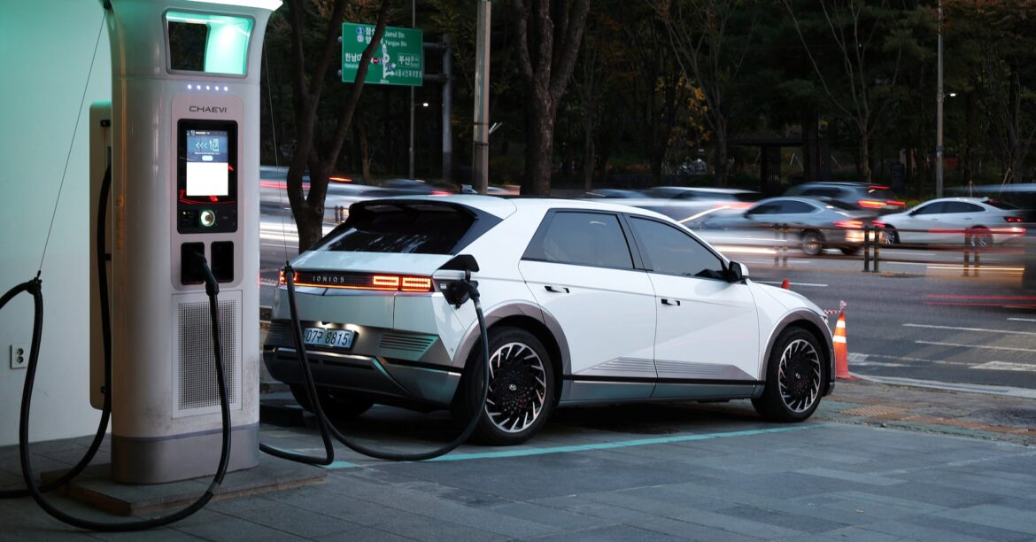 現代自動車、一部EVの韓国内生産を需要低迷で一時停止へ=報道  | ロイター 現代自動車、一部EVの韓国内生産を需要低迷で一時停止へ=報道  | ロイター