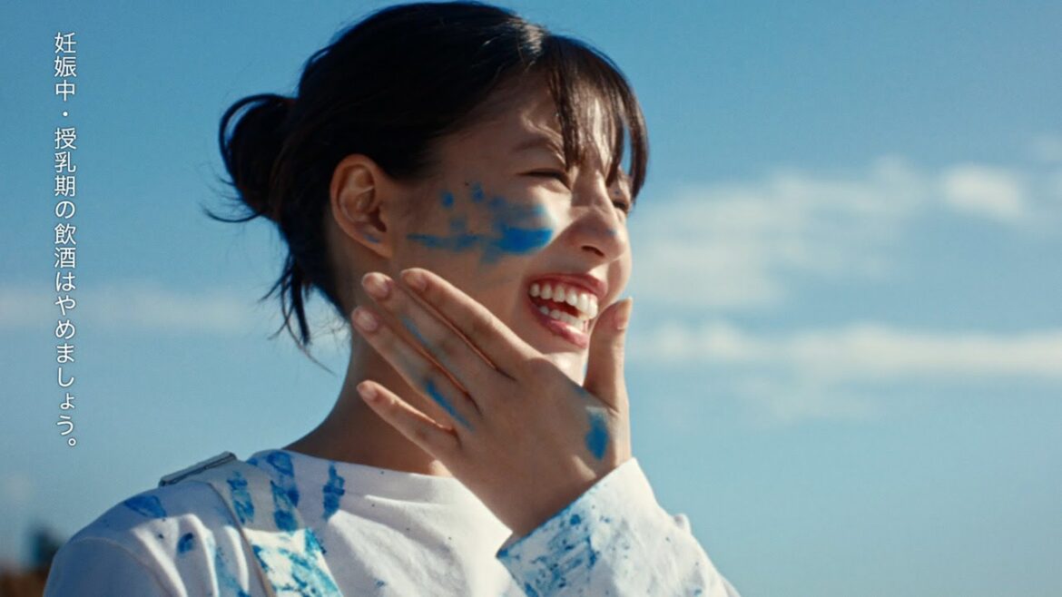 石井杏奈、爽快な青空の下でブルーのペンキまみれに　「キリン 氷結」新CMが公開