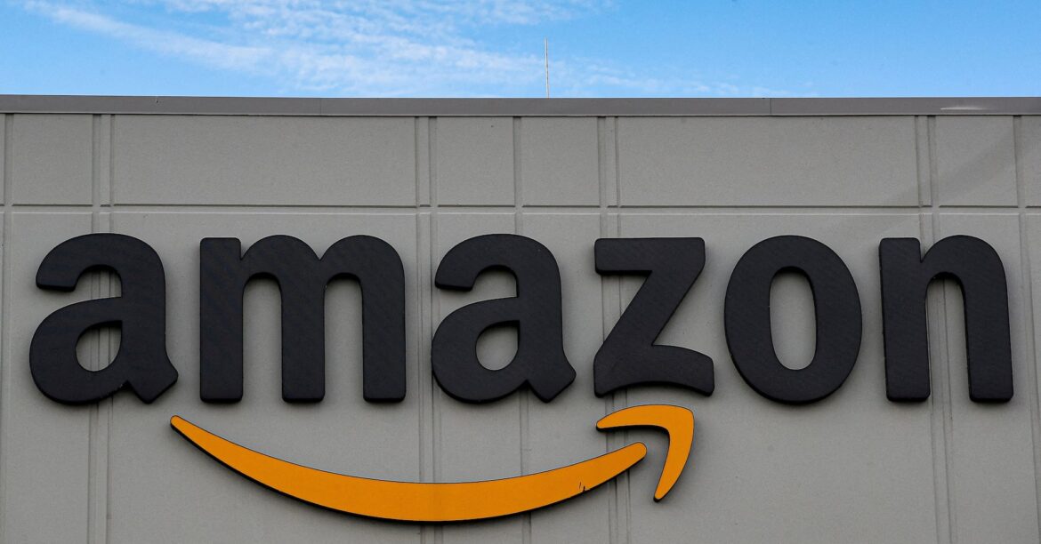 アマゾン、関税費用表示との報道を否定　米政権は「敵対的」と非難 | ロイター