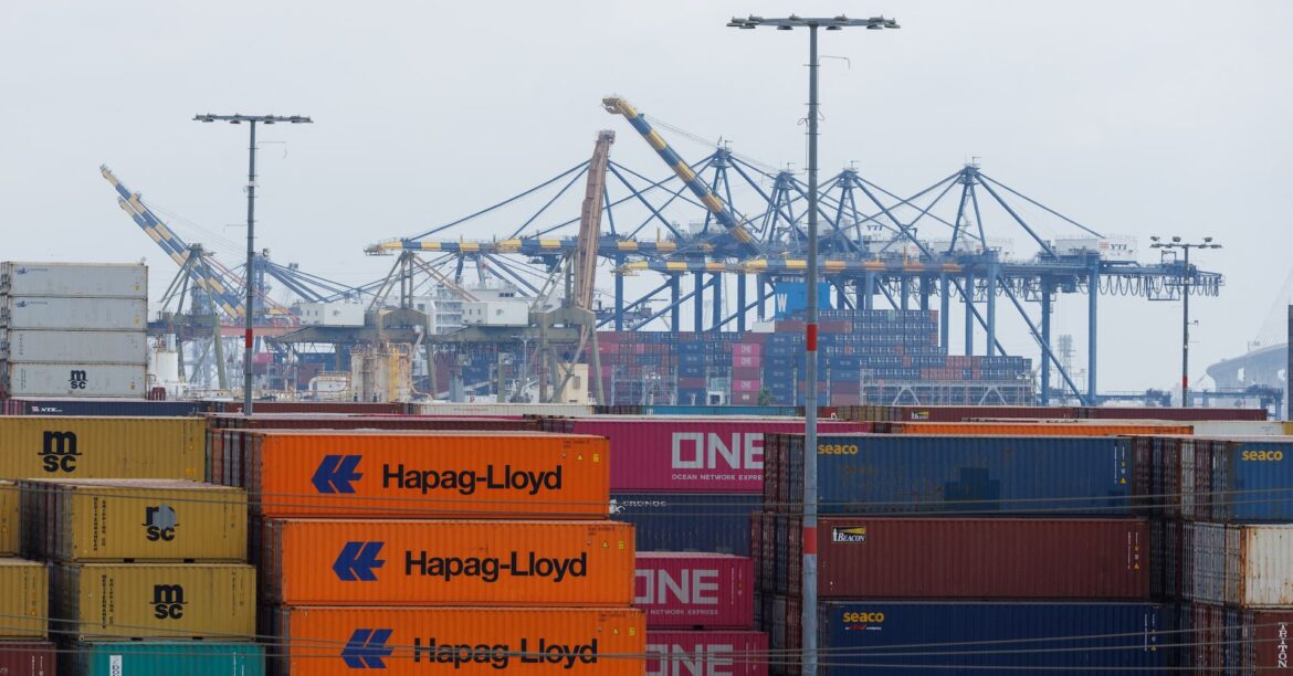 ロサンゼルス港、アジア輸入貨物が来週35％減へ　中国貨物停止＝幹部 | ロイター