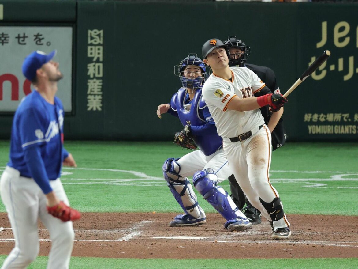 ３回１死一塁、岡本和真が左越え２ラン本塁打（カメラ・相川　和寛）