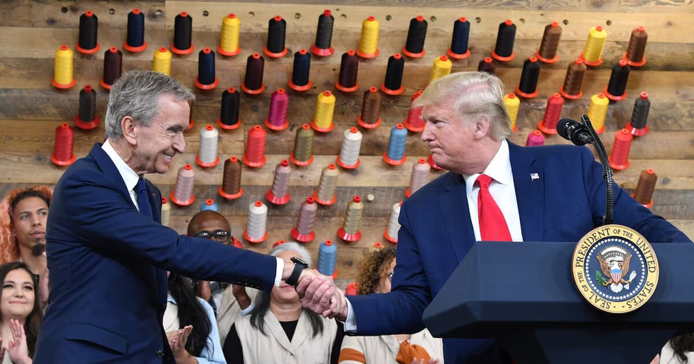 2017年のベルナール・アルノーとドナルド・トランプ。