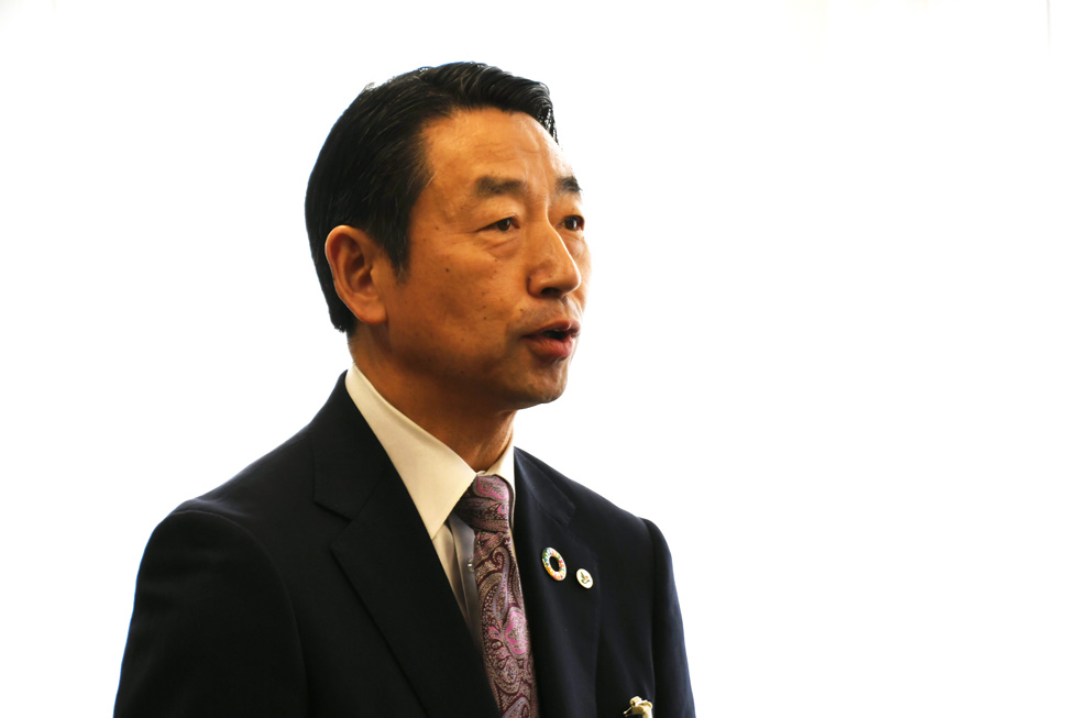 お祝いの言葉を述べる河田副市長