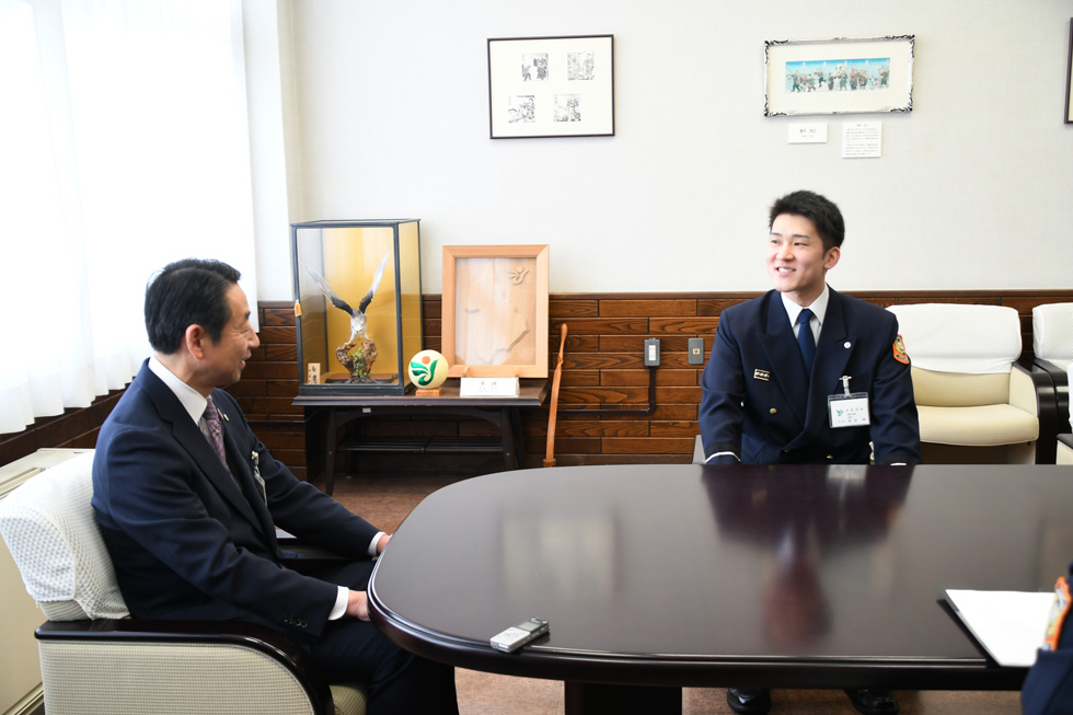 河田副市長に報告する津谷さん