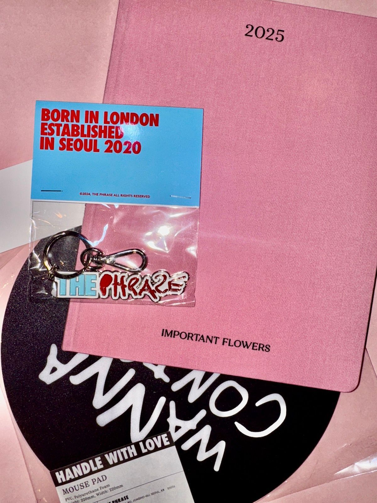 購入した、オリジナルのマウスパッド、キーホルダーとソフィア・コッポラの2025年ダイアリーノート